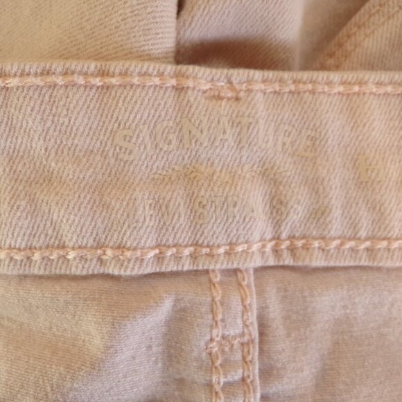 Levi's Signature Women's Soft Pink High Rise Denim Shorts - size W33 - Picture 6 of 9